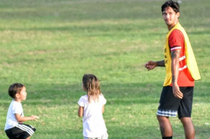 Penyerang Bali United, Irfan Bachdim (kanan) bersama dua anaknya dalam sesi latihan timnya di lapangan Banteng, Seminyak, Rabu (11/10/2017) sore.