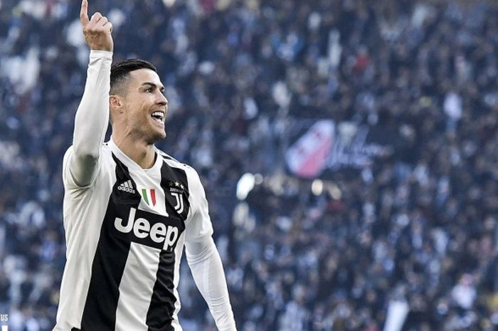 Megabintang Juventus, Cristiano Ronaldo, melakukan selebrasi.