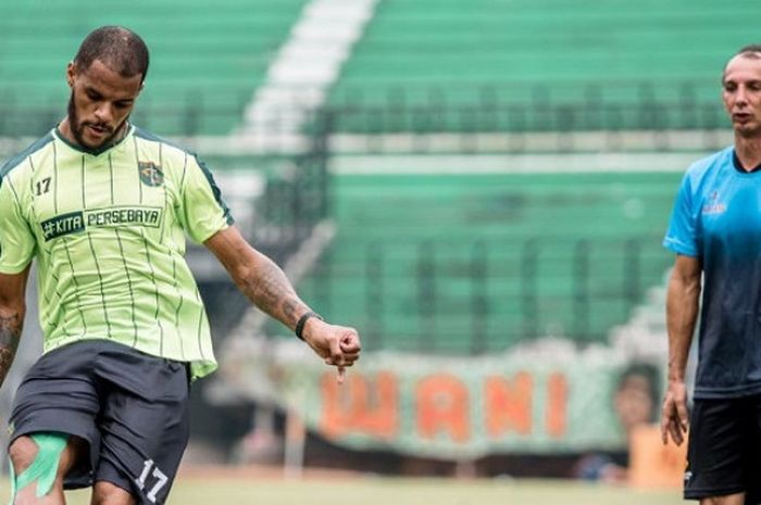 David da Silva berlatih di bawah pengawasan Coach Emilio di Stadion Gelora Bung Tomo pada Kamis (8/11/2018).