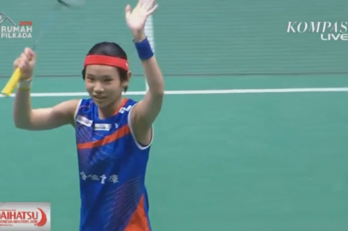 Tai Tzu Ying melambaikan tangan ke arah penonton Istora Senayan setelah menang 21-9, 21-13 atas tunggal putri India, Saina Nehwal di final Indonesia Masters 2018 pada Minggu (28/1/2018).