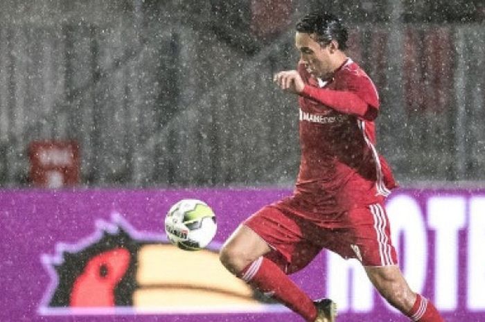 Striker Almere City, Ezra Walian, beraksi dalam laga Eerste Divisie atau kasta kedua Liga Belanda kontra Helmond Sport di Stadion Yanmar, Sabtu (9/9/2017) dini hari WIB.