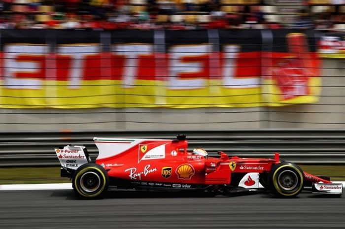 Pebalap Formula 1 (F1) yang membela tim Ferrari, Sebastian Vettel, saat menjalani sesi latihan bebas ketiga GP China di Sirkuit Shanghai Internasional, Sabtu (8/4/2017). Vettel tampil sebagai yang tercepat dengan catatan waktu putaran 1 menit 33,336 detik.