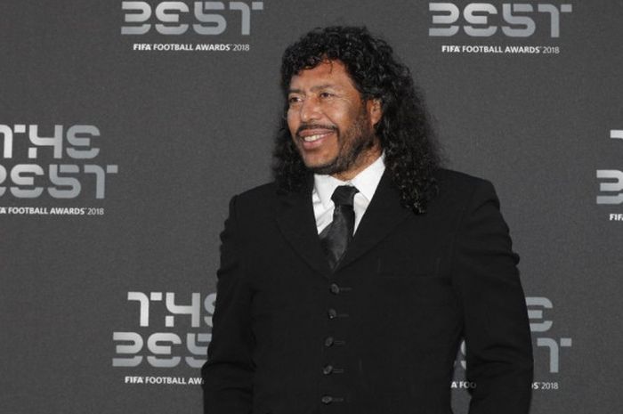 Mantan kiper timnas Kolombia, Rene Higuita, berpose saat tiba di The Best FIFA Football Awards di London pada 24 September 2018.