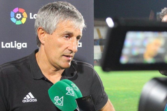 Pelatih Real Betis, Quique Setien, menjawab pertanyaan seusai timnya mengalahkan AC Milan dalam laga pramusim di Stadion Angelo Massimino, Catania, pada 9 Agustus 2017.