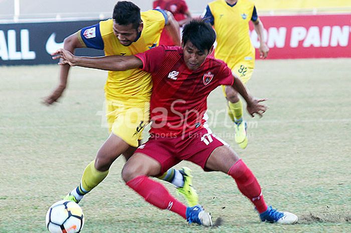 Pemain Blitar United Basori (merah) berusaha menghadang pemain Persegres Andika Dian Asruri (kuning) pada laga liga 2 wilayah Timur, Sabtu (11/8/2018) di Stadion Gelora Joko Samudro Gresik.