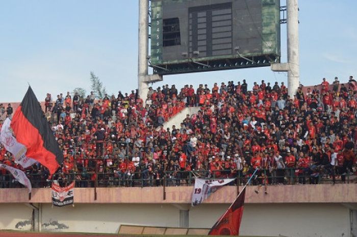 Suporter Persis Solo, Pasoepati tribune selatan.