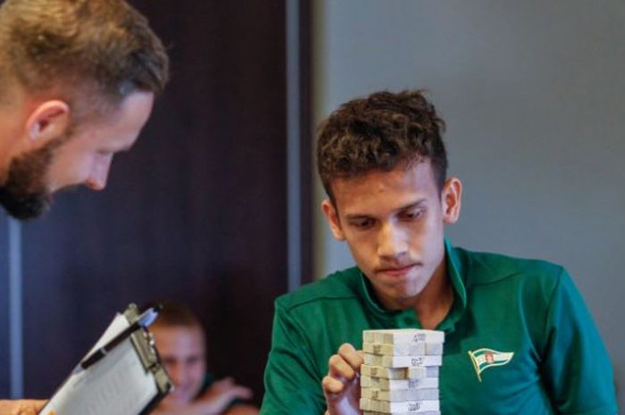 Egy Maulana Vikri Bermain Stacko dalam salah satu sesi pemusatan latihan Lechia Gdanks