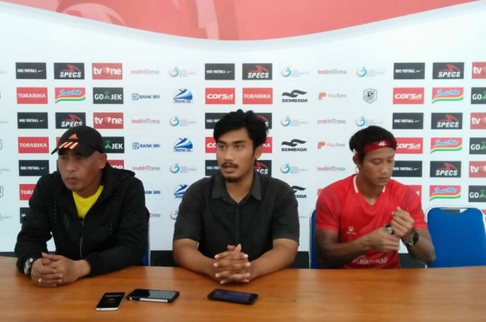 Pelatih Madura FC, Salahudin (kiri), pada sesi jumpa pers sebelum laga melawan PSS Sleman, di Stadion Maguwoharjo, Sleman, Senin (5/11/2018).