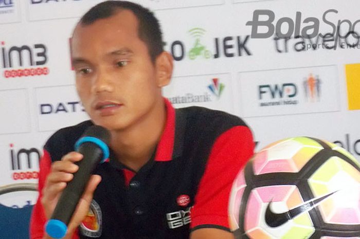 Gelandang Semen Padang FC, Riko Simanjuntak, berbicara kepada media pada konfrensi pers menjelang laga melawan Persib Bandung di Stadion Si Jalak Harupat.