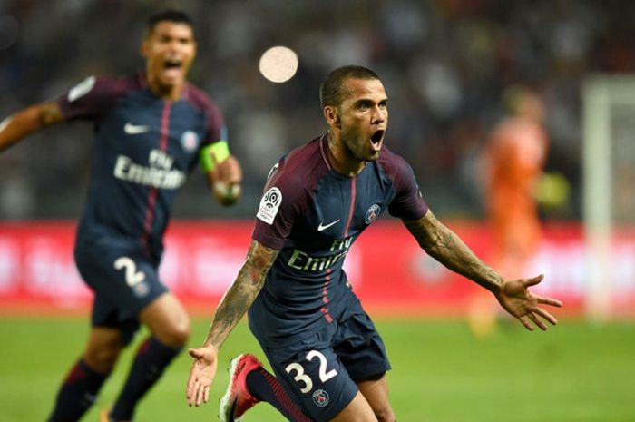 Bek kanan Paris Saint-Germain, Dani Alves, merayakan gol yang dia cetak ke gawang AS Monaco dalam laga Piala Super Prancis di Grand Stade de Tanger, Tangiers, Maroko, pada 29 Juli 2017.