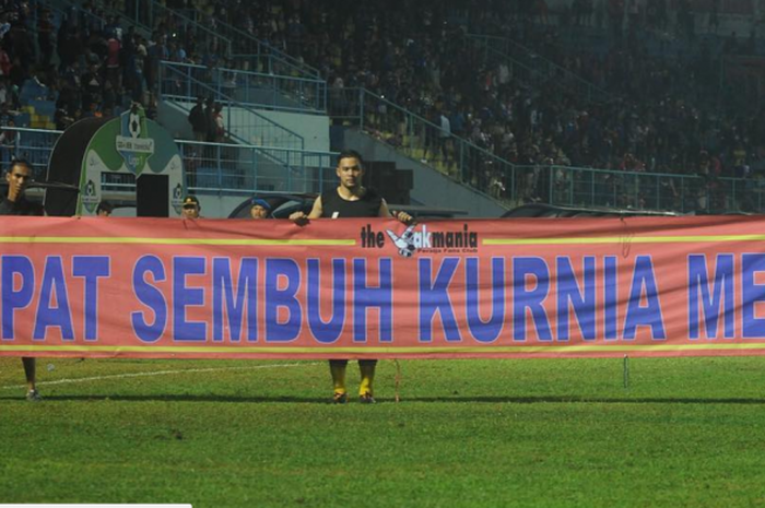 Ucapan simpati kepada Kurnia Meiga dari Persija dan The Jakmania pada Laga Arema Vs Persija di stadion Kanjuruhan pada Minggu (24/9/2017)