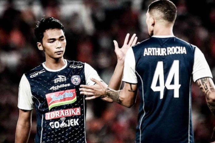         Duo bek tengah Arema FC, Bagas Adi Nugroho (kiri) dan Arthur Cunha dalam laga kontra Persija