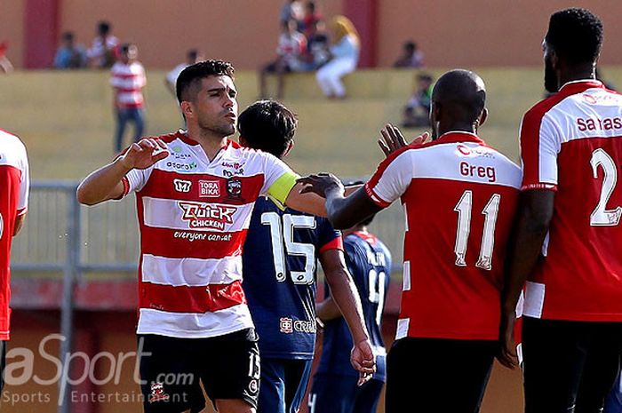           Kapten Madura United, Fabiano Beltrame, merayakan gol yang dicetak rekannya, Greg Nwokolo, saat melawan Selangor FA dalam laga uji coba di Stadion Ratu Pamelinggan Pamekasan, Jawa Timur, Selasa (04/09/2018) sore.          