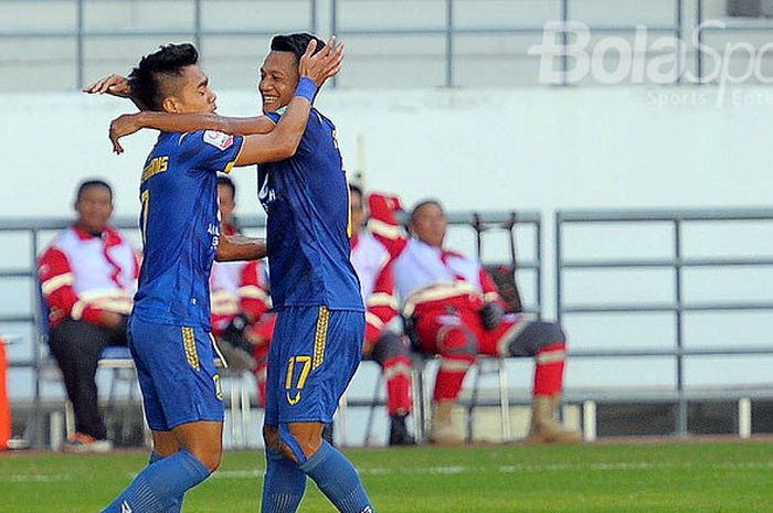 Penyerang Persiba Balikpapan, Rossy Noprihanis (kiri), melakukan selebrasi seusai mencetak gol ke gawang Persegres Gresik United di laga pekan kesembilan Liga 2 pada Jumat (20/7/2018).