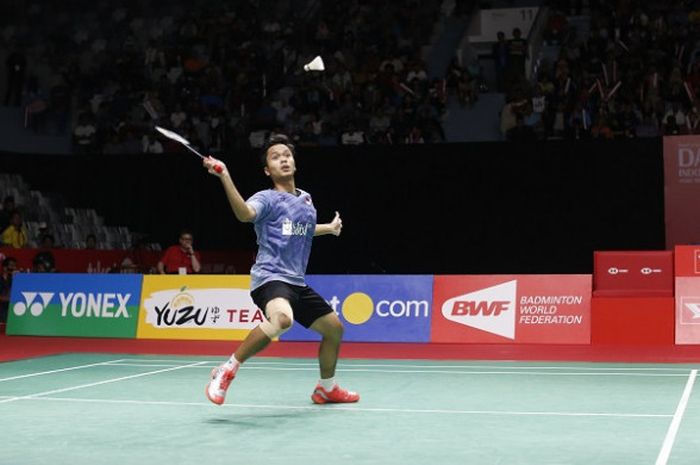 Pebulu tangkis tunggal putra Indonesia, Anthony Sinisuka Ginting, mengembalikan kok ke arah Chen Long (China) pada babak perempat final Indonesia Masters 2018 yang berlangsung di Istora Senayan, Jakarta, Jumat (26/1/2018).