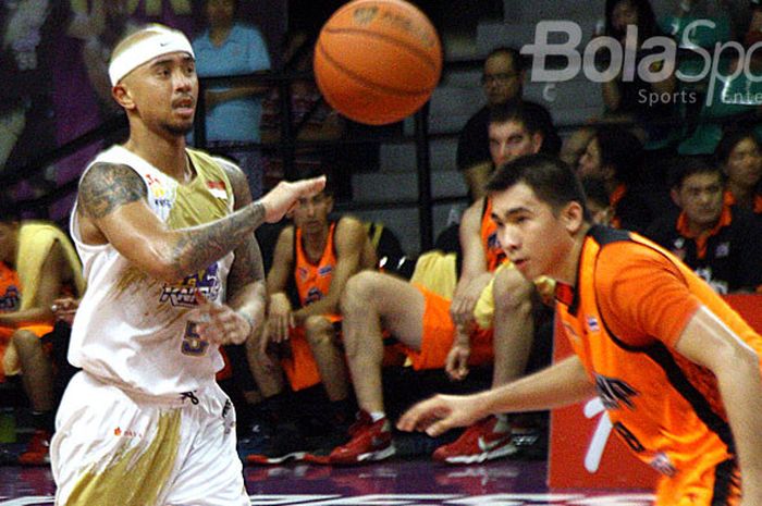 Poin Guard CLS Knights Indonesia, Mario Wuysang (kiri) berhadapan dengan pemain Mono Vampire pada laga lanjutan ASEAN Basketball League (ABL), Rabu (21/2/2018) malam di GOR Kertajaya Surabaya.