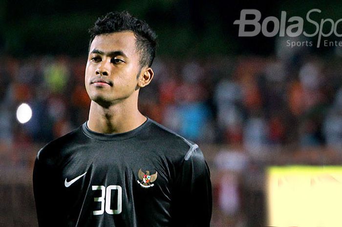  Kiper Timnas U-19, Muhammad Aqil Savik, berpose menjelang dimulainya laga uji coba melawan Persibo 