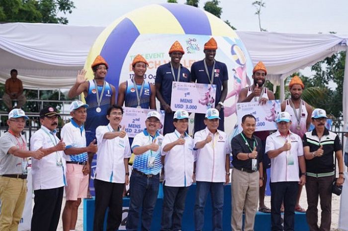 Tim voli pantai putra Indonesia 1, Ade Candra Rachmawan/M Ashfiya (kiri atas), berpose di podium kedua setelah menjalani final Kejuaraan Voli Pantai Asia Pasifik di Jakabaring Sport City, Palembang, Minggu (22/10/2017).