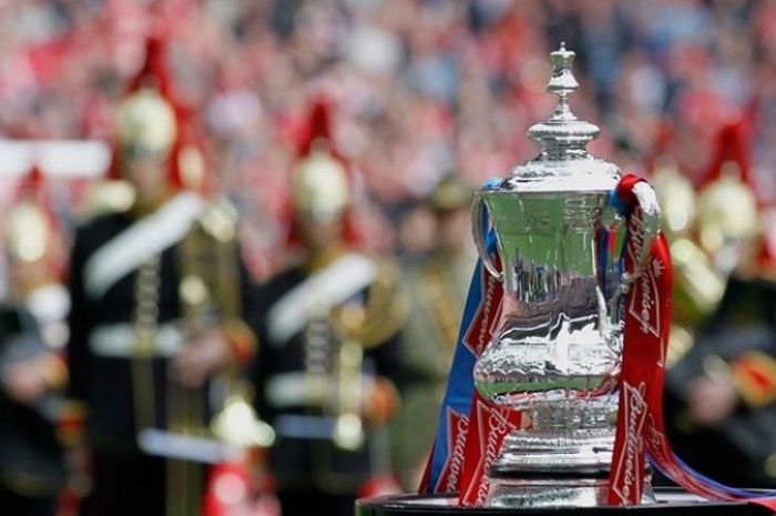 Trofi Piala FA dipamerkan di Stadion Wembley pada partai final antara Liverpool dan Chelsea, 5 Mei 2012.