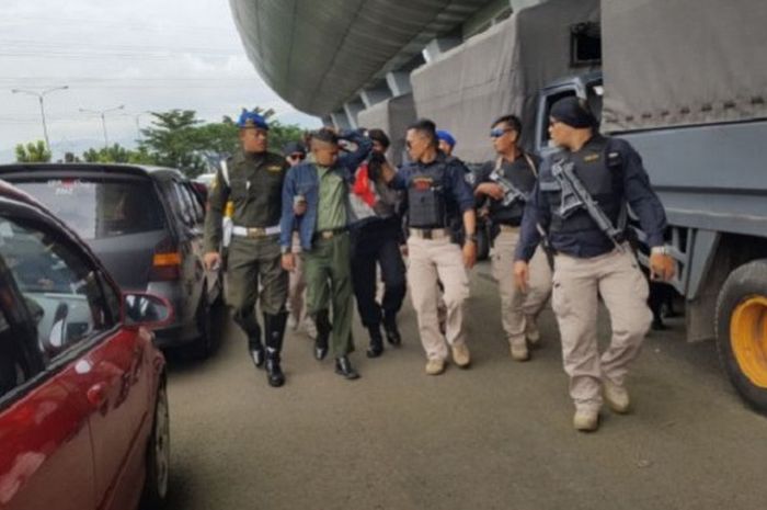 Tim Prabu Polrestabes Bandung saat mengamankan Rudi di Stadion GBLA, Gedebage, Kota Bandung, Senin (27/3/2018) 