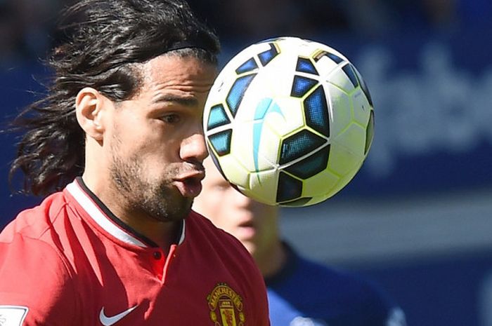 Radamel Falcao menanduk bola saat Manchester United melawan Everton pada partai Liga Inggris di Stadion Goodison Park, 26 April 2017.