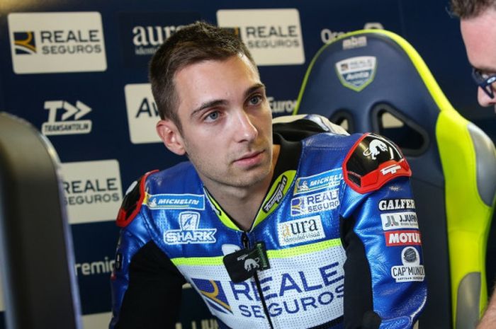 Pebalap Avintia Racing, Christophe Ponsson, berdiskusi dengan kru di sela-sela latihan bebas kedua MotoGP San Marino di Sirkuit Misano, Italia, Jumat (7/9/2018).