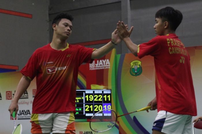 Pasangan ganda putra klub Daihatsu Candra Wijaya, Ali Akbar Rofa/Yoga Prasetyo, melakukan selebrasi setelah menyumbang poin untuk timnya pada ajang Pembangunan Jaya Cup 2018 di GOR Jaya Raya, Ciputat, Tangerang Selatan, Banten, Rabu (24/10/2018).