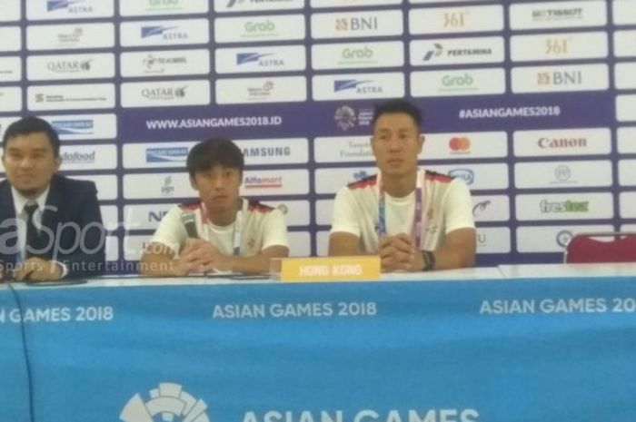 Pemain dan pelatih timnas U-23 Hong Kong, Cheng Hin Lung (tengah) serta Kenneth Kwok Kar Lok memberikan keterangan pers seusai laga kontra Laos, Jumat (10/8/2018).