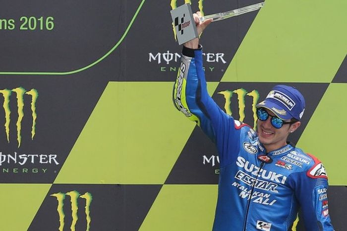 Pebalap Suzuki Ecstar, Maverick Vinales, mengangkat trofi posisi ketiga yang dimenangi pada GP Prancis di Sirkuit Le Mans, Minggu (8/5/2016).