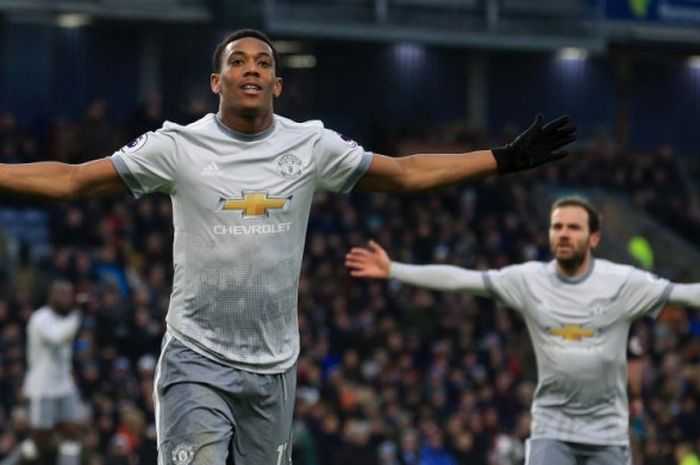 Penyerang Manchester United, Anthony Martial, merayakan gol ke gawang Burnley pada laga Liga Inggris di Turf Moor, Burnley, Sabtu (20/1/2018).