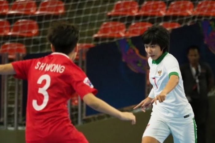 Aksi pemain timnas futsal perepuan Indonesia, Anggi Puspitasari (kanan) yang coba dihadang pilar Hong Kong, 	Wong So Han pada laga perdana Grup A fase penyisihan Piala Asia Futsal Wanita 2018 di Indoor Stadium Huamark, Bangkok, 2 Mei 2018. 