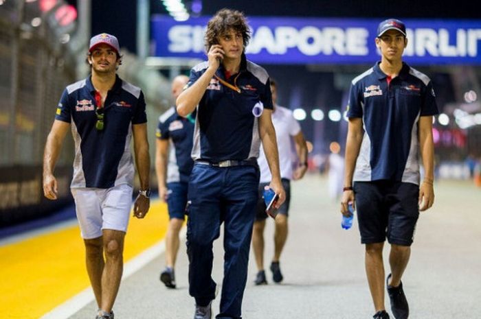 Pebalap Indonesia, Sean Gelael, berjalan di atas lintasan Sirkuit Marina Bay bersama pebalap tim Toro Rosso, Carlos Sainz (kiri) jelang GP Singapura, Kamis (14/9/2017).