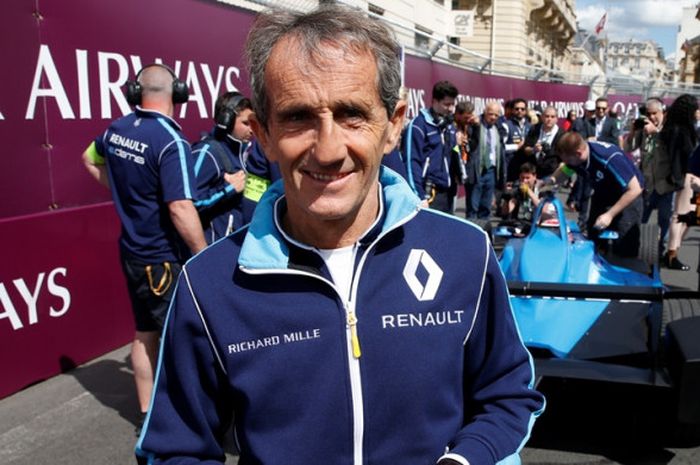 Juara dunia Formula 1 (F1) empat kali dari Prancis, Alain Prost, berpose di depan mobil Formula E yang akan berlaga pada kejuaraan di Paris, Prancis, 20 Mei 2017.