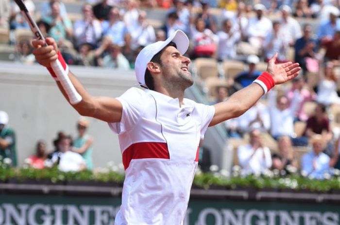 Petenis Serbia, Novak Djokovic, merayakan keberhasilannya memenangi pertandingan babak kedua French Open di Roland Garros, Paris, Prancis, Rabu (30/5/2018).