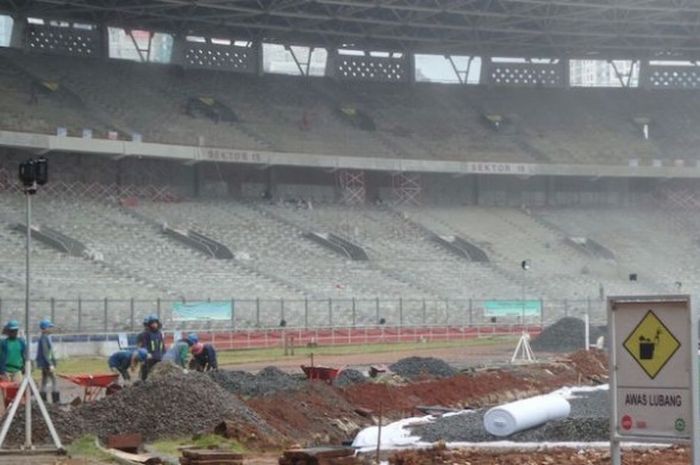 Para pekerja sedang mengerjakan proyek renovasi di Stadion Utama Gelora Bung Karno (SUGBK), Jakarta, Rabu (14/12/2016).