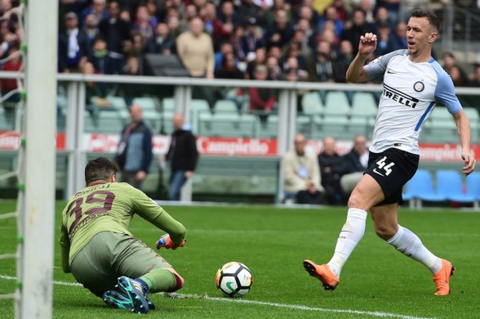 Pemain Inter Milan, Ivan Perisic (kanan), gagal mencetak gol ke gawang Torino yang dikawal Salvatore Sirigu dalam laga lanjutan Liga Italia, Minggu (8/4/2018) di Stadion Olimpico Grande, Turin.