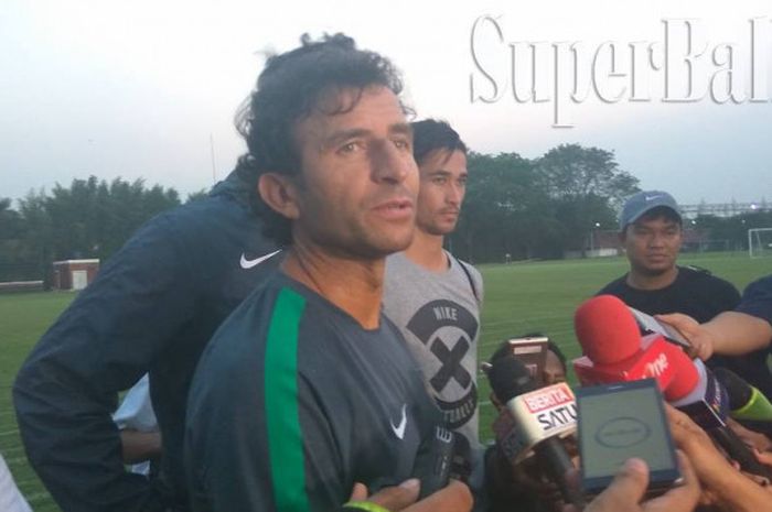 Pelatih Timnas Indonesia U-22, Luis Milla, saat memberikan keterangan di Lapangan Sekolah Pelita Harapan, Senin (7/8/2017)