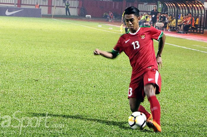 Aksi winger Timnas U-23 Indonesia, Febri Hariyadi, dalam laga uji coba melawan Timnas U-23 Thailand di Stadion PTIK, Jakarta, Kamis (31/5/2018).