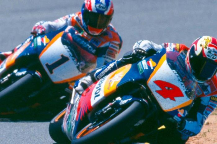 Alex Criville (#4) berada di depan rekan satu timnya, Mick Doohan, ketika menjalani balapan GP Spanyol di Sirkuit Jerez (12/5/1996).