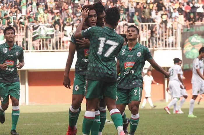 Para pemain PSS Sleman saat merayakan gol di Stadion Maguwoharjo, Sleman.