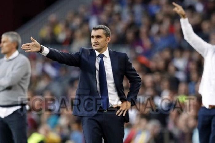 Pelatih Barcelona, Ernesto Valverde, pada laga kontra Real Betis di Camp Nou, 11 November 2018.