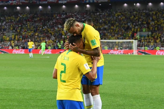 Bek Brasil, Thiago Silva (kiri), merayakan gol yang dicetak bersama Neymar dalam laga Grup E Piala Dunia 2018 kontra Serbia di Spartak Stadium, Moskow, Rusia pada 27 Juni 2018.