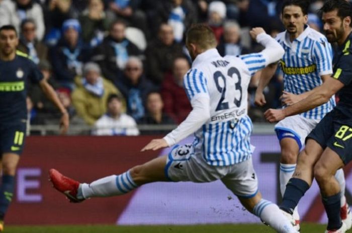 Dalam pengawalan pemain SPAL, gelandang sayap Inter Milan Antonio Candreva mencoba melepas tembakan pada pertandingan Serie A, Minggu (28/1/2018). 