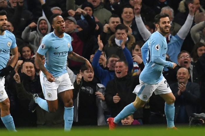 Para pemain Manchester City, Sergio Aguero, Raheem Sterling, dan Bernardo Silva merayakan gol ke gawang Leicester City pada laga Liga Inggris di Stadion Etihad, Manchester, Sabtu (10/2/2018).