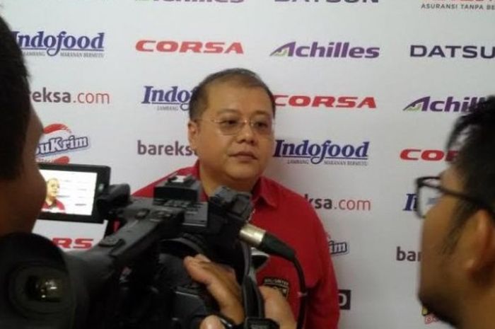 CEO Bali United, Yabes Tanuri memberikan keterangan soal ancaman boikot Askab PSSI Badung pada Kamis (30/6/2016). 