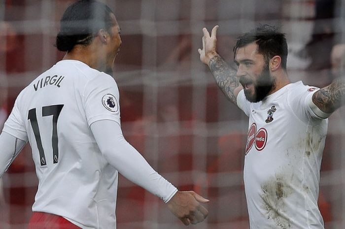 Selebrasi striker Southampton, Charlie Austin (kanan), bersama Virgil van Dijk setelah berhasil mencetak gol ke gawang Bournemouth dalam laga Liga Inggris 2017-2018 di Stadion Vitality, Bournemouth, Inggris, pada 3 Desember 2017.