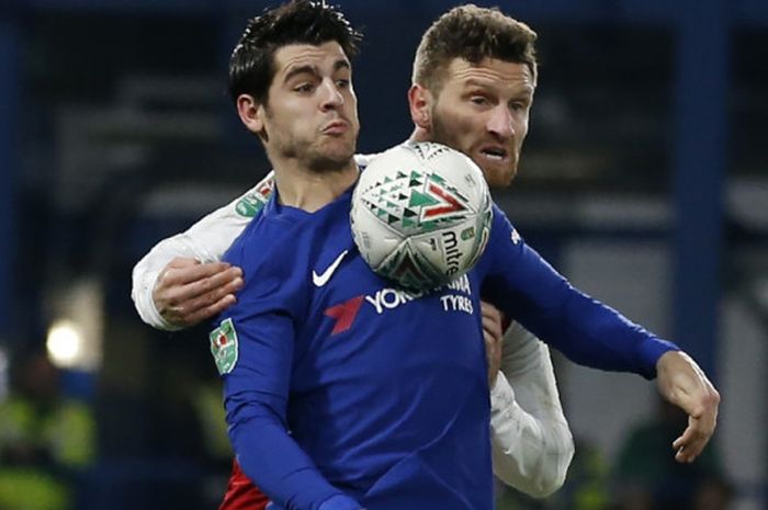 Penyerang Chelsea Alvaro Morata (depan) dan bek Arsenal Shkodran Mustafi berebut bola dalam partai semifinal Piala Liga Inggris di Stamford Bridge, London, 10 Januari 2018.