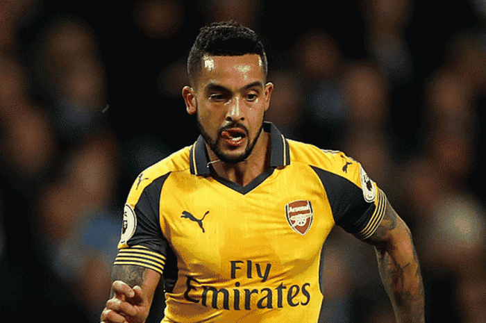 Aksi Theo Walcott dalam laga Premier League antara Manchester City kontra Arsenal di Etihad Stadium, 18 Desember 2016.