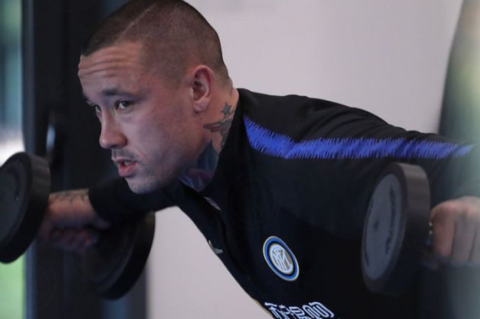 Pemain Inter Milan, Radja Nainggolan, menjalani latihan bersama tim saat jeda pertandingan internasional berlangsung pada 14 November 2018.