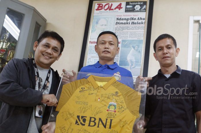 Yeyen Tumena (tengah) sebagai GM Bhayangkara FC ketika memberikan jersey sebagai kenang-kenangan kepada Tabloid BOLA, Kamis (22/3/2018).